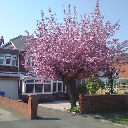 Cherry Blossom Guest House วิทบี ภายนอก รูปภาพ