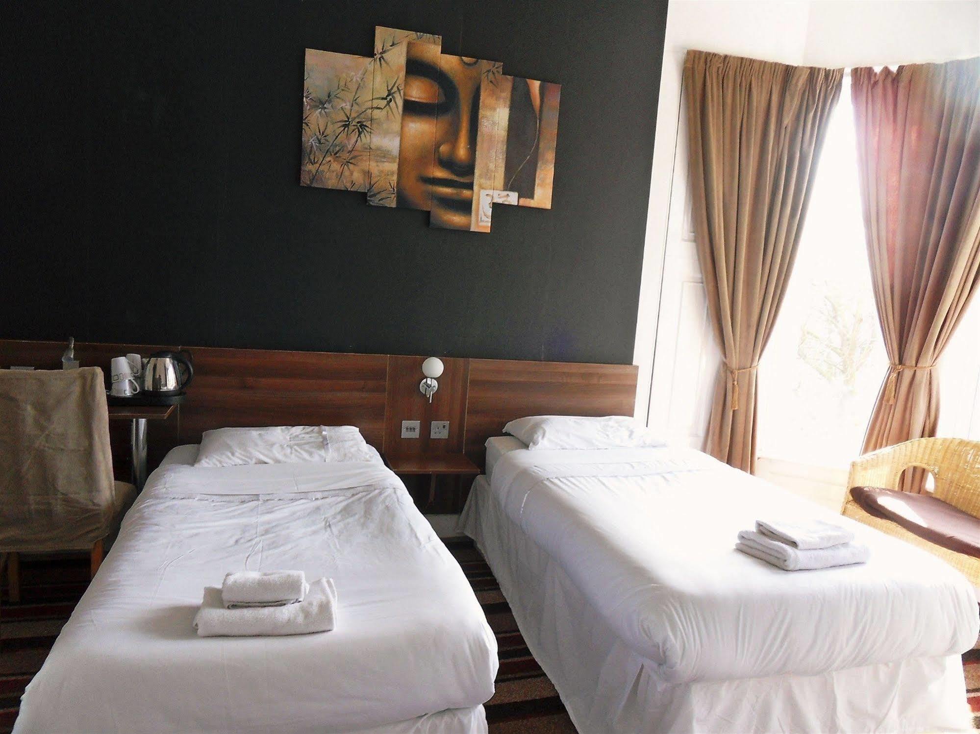 Cherry Blossom Guest House วิทบี ภายนอก รูปภาพ