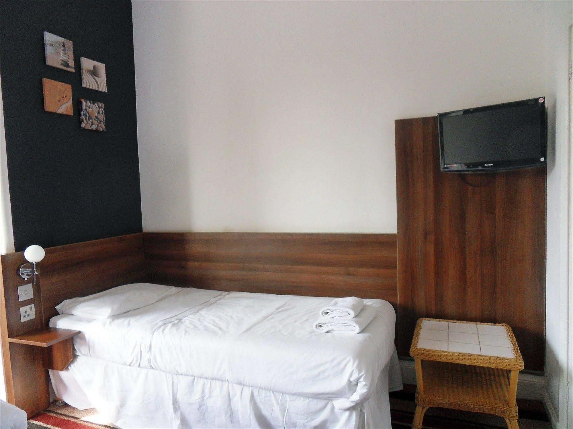 Cherry Blossom Guest House วิทบี ภายนอก รูปภาพ