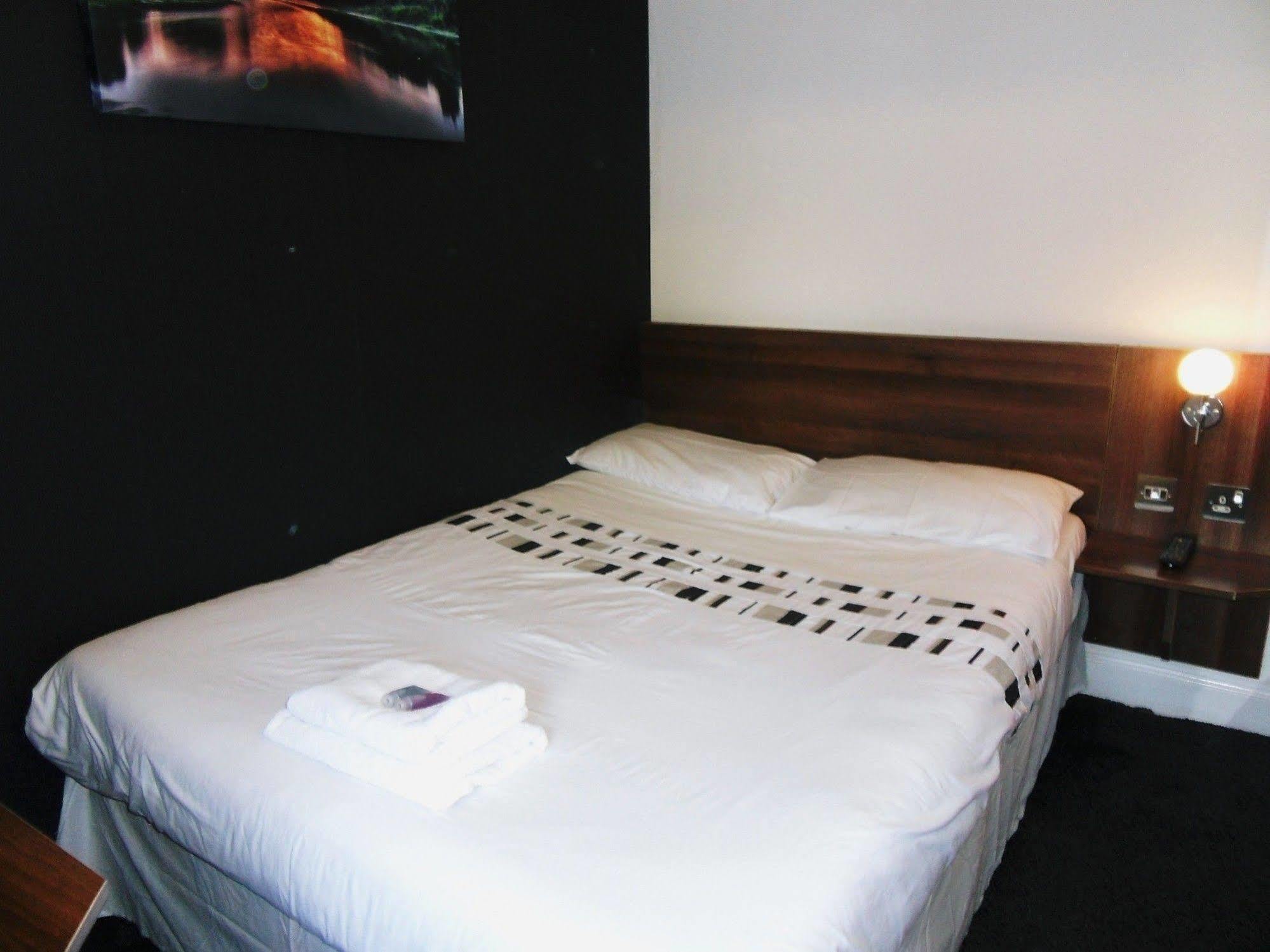 Cherry Blossom Guest House วิทบี ภายนอก รูปภาพ